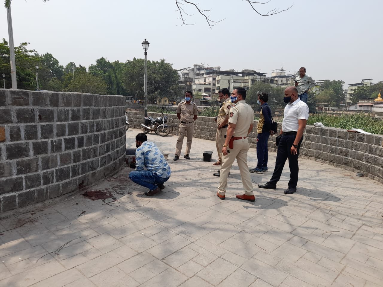 पनवेल शहरातील महानगरपालिका उभारीत असलेल्या वडाळे तलाव जवळ  रक्तचा थारोळा आढळून आल्याने परिसरात खळबळ उडाली आहे.