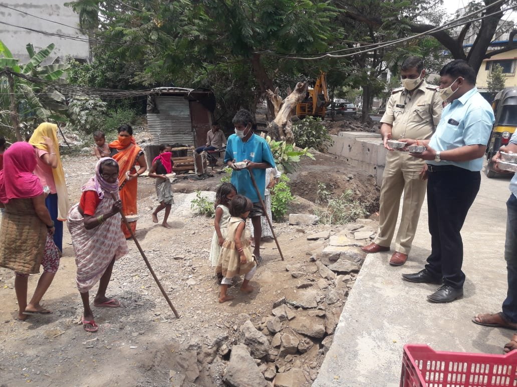 खाकी वर्दीतले देवमाणूस शेकडो,झोपडपट्टीतील गरिबांना खिचडी बाताचे वाटप.