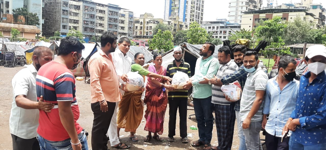 पनवेलमध्ये ही निलेश लंके प्रतिष्ठानची जीवनावश्यक मदत प्रतिष्ठानचा तरुण तुर्कांनी घेतला सामाजिक पुढाकार गोर गरिबांना कोरडा शिधा किट वाटप आ.निलेश लंके यांच्या कडून प्रेरणा घेऊन राबवला उपक्रम