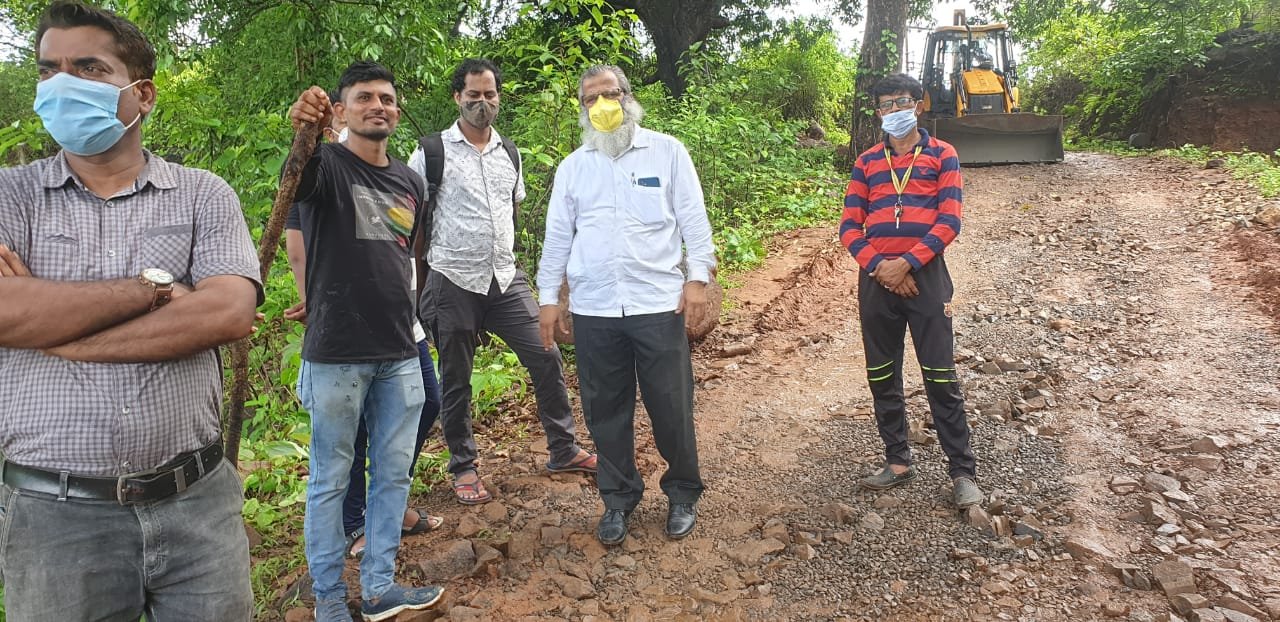 रानसई आदिवासी वाडी येथे श्रमदानातून सिमेंट रस्ता. रायगड भूषण राजू मुंबईकर यांचा रस्त्यासाठी पुढाकार. 