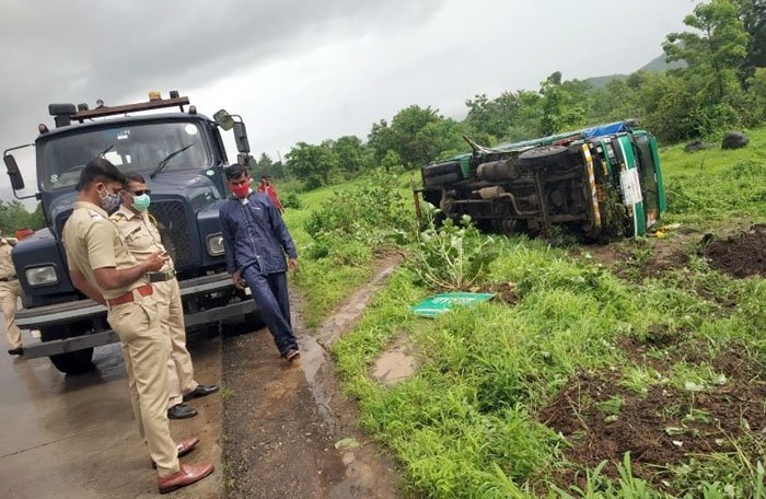 माणगाव जवळील गारल गाव येथील दुर्घटना अपघात औषधाचा ट्रक उलटला क्लीनरचा मृत्यू ,चालक जखमी