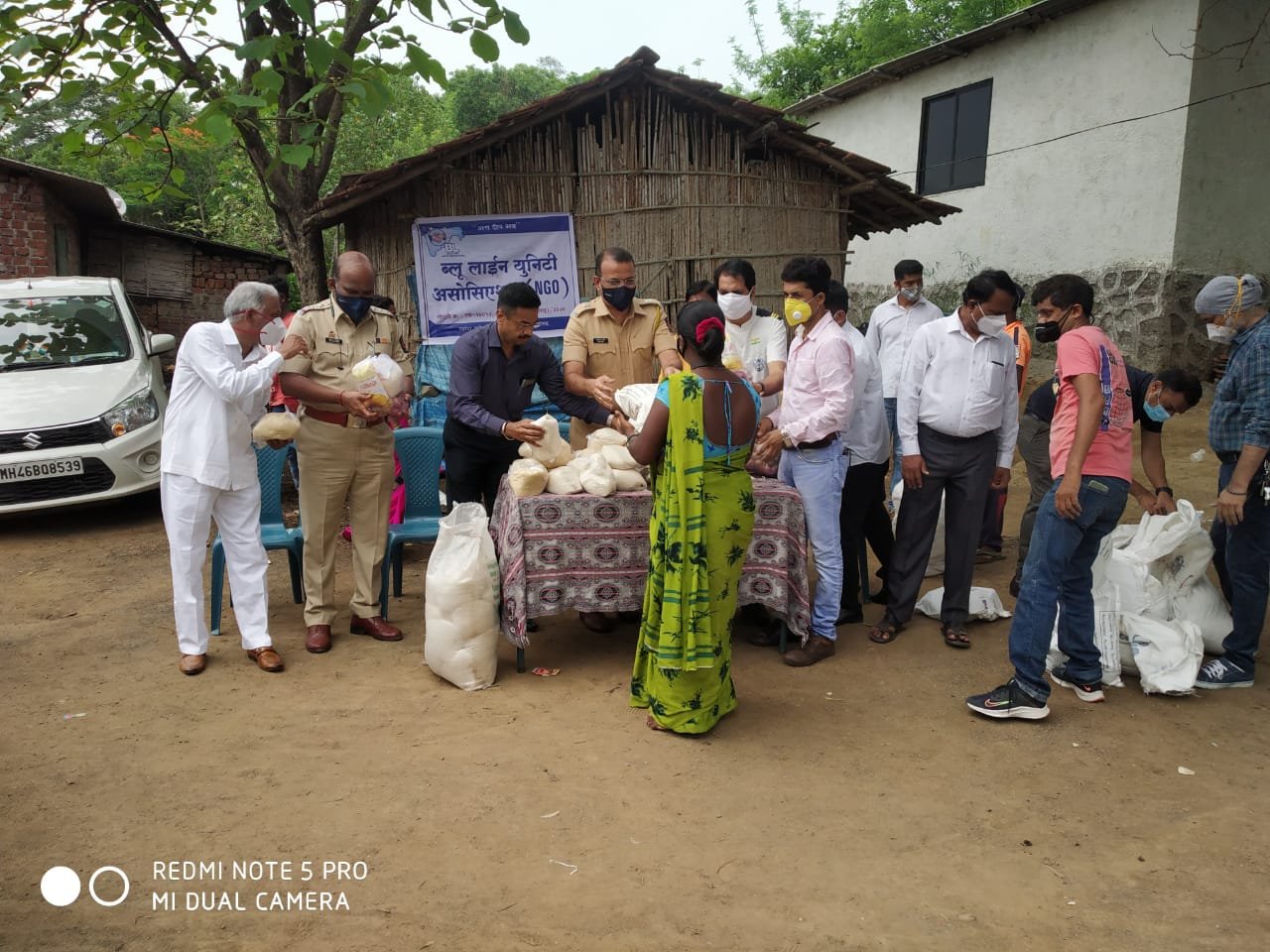 स्माईल फौंडेशन व ब्लू लाईन फौंडेशन यांचे माध्यमातून तालूका पोलिसांनी केले जीवनावश्यक वस्तूंचे वाटप  