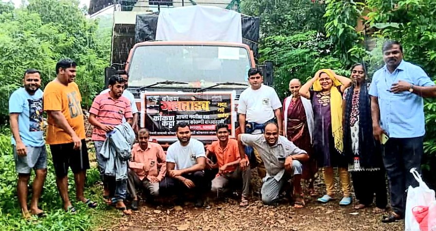 पूरग्रस्तांच्या मदतीला स्वयंसेवी संस्थांचा मदतीचा हातभार ग्राम संवर्धन, कोकण कट्टाची टीम तीन दिवसांपासून महापुरग्रस्त, दरडग्रस्त गावांमध्ये करीत आहे जीवनावश्यक वस्तूंचे वाटप