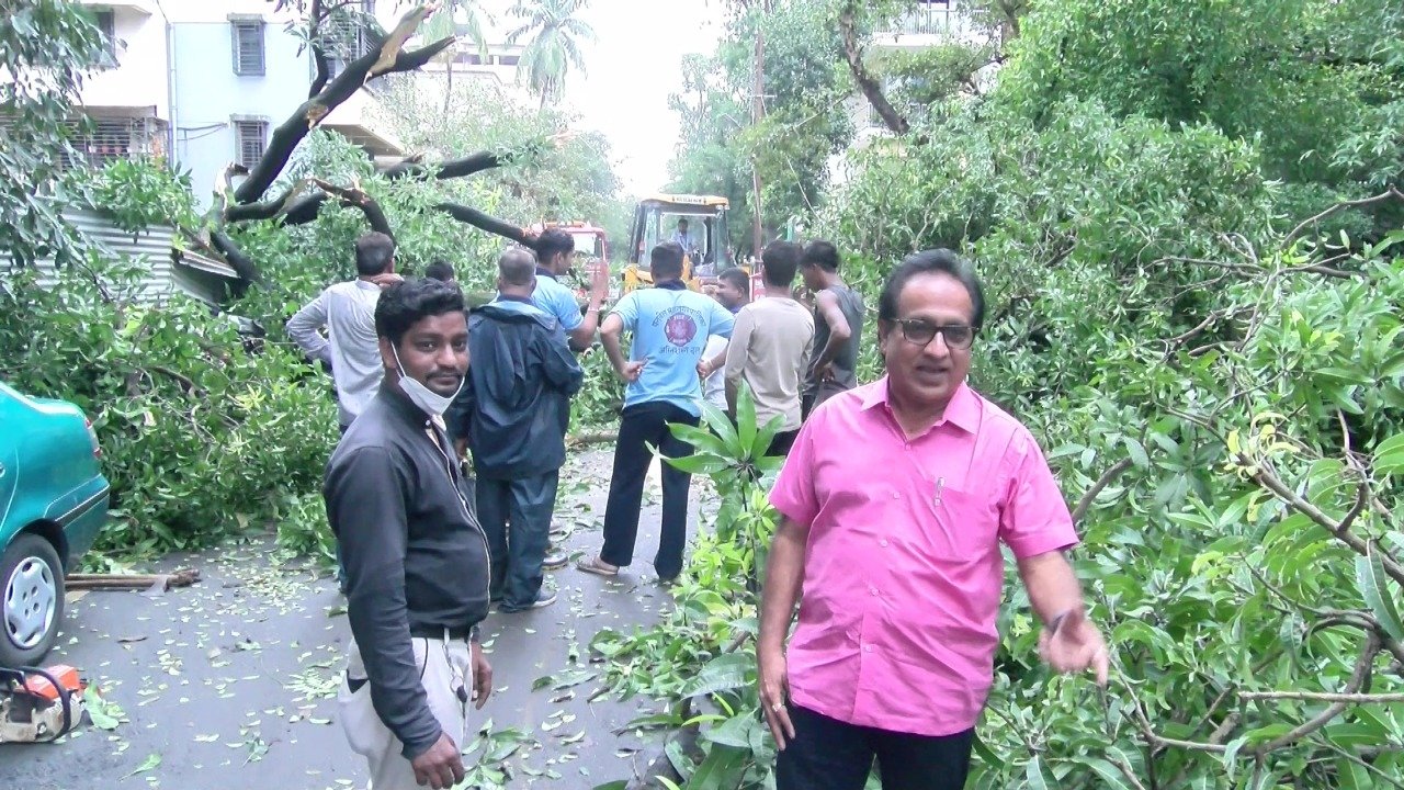 मदतकार्य सुरू असताना नगरसेवक राजू सोनी बालंबाल बचावले महाकाय आंब्याचे झाड अंगावर पडता पडता राजू सोनी वाचलेराजू सोनींच्या कार्यतत्परतेचे मिडलक्लास सोसायटीतील नागरिकांनी मानले आभार