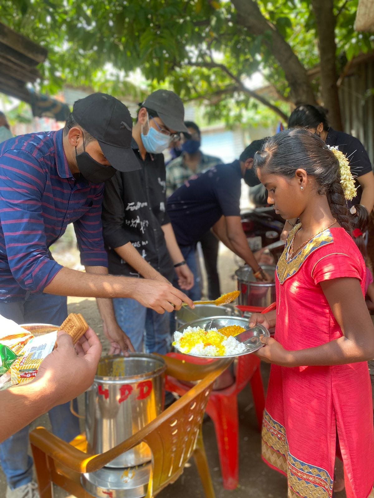 सुफल आहाराच्या माध्यमातून गोरगरिबांना मोफत अन्नदान.