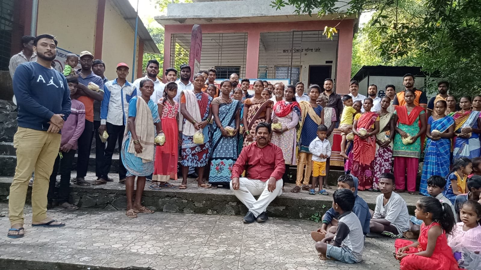 श्री छत्रपती शिवाजी महाराज सामाजिक संस्थेतर्फे फराळ वाटप