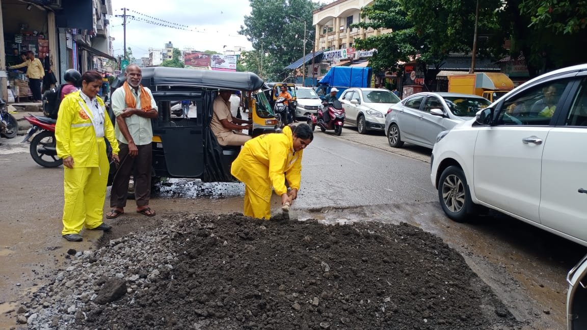 महिला वाहतूक पोलिसांनी खड्डे बुजबून घडविले माणुसकीचे दर्शन