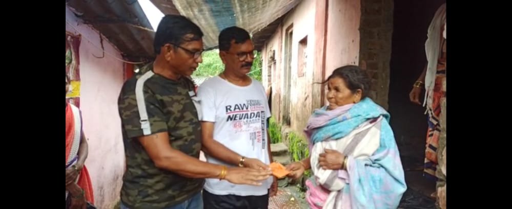 अती वृष्टी मुळे अंगावर घर कोसळून मृत्यू झालेल्या राम कातकरी याच्या कुटुंबियाला महाराष्ट्र भूषण राजू मुंबईकरांनी केली आर्थिक मदत.