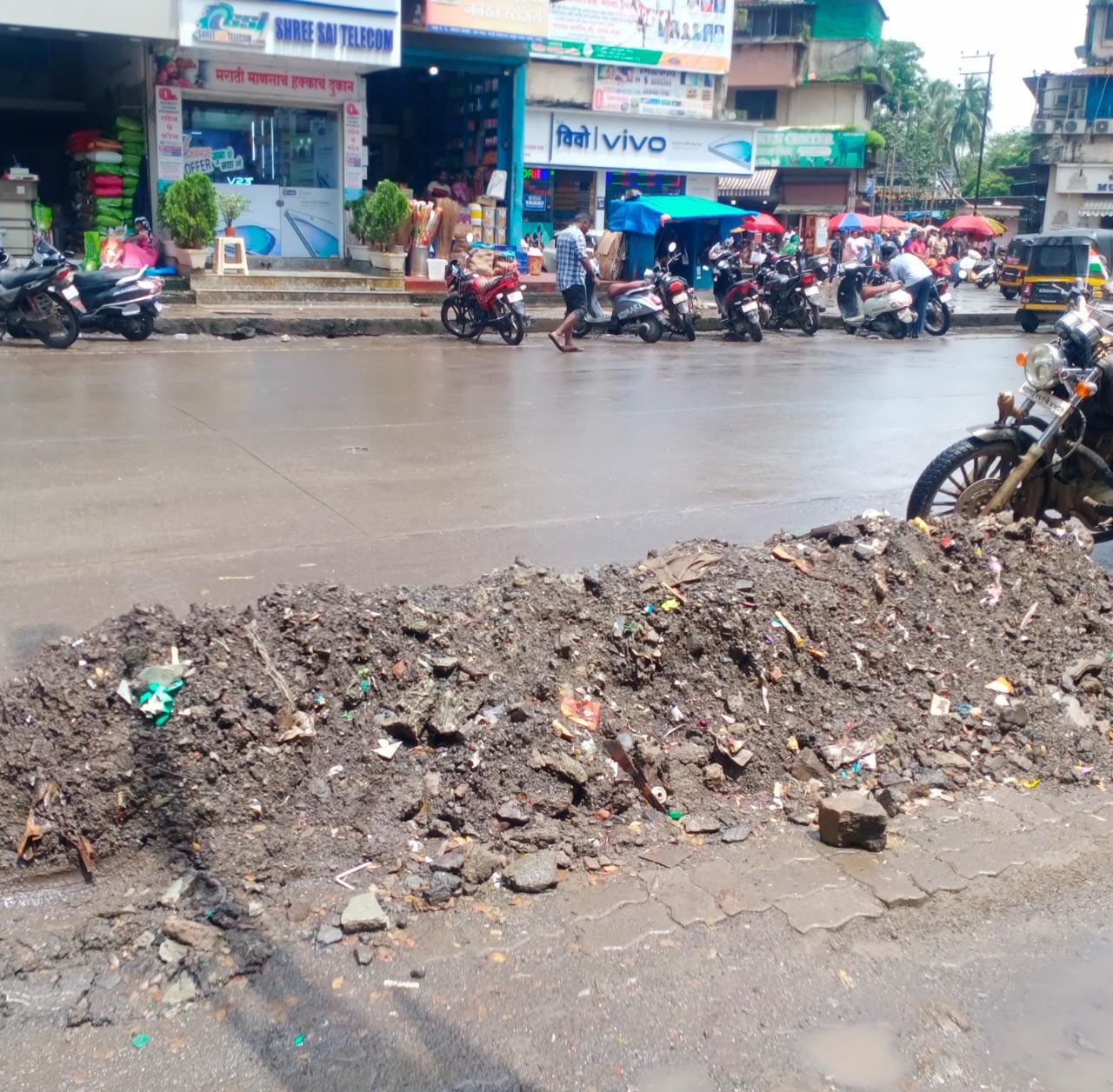 उरण नाका येथील मातीचा ढिगारा वाहनधारकांना अडथळा  फेव्हर ब्लॉक बसले मात्र तेथील मातीचा ढिगारा तसाच पडून  मातीचा ढिगारा ताबडतोब हटवावा : अपघात होण्याची शक्यता