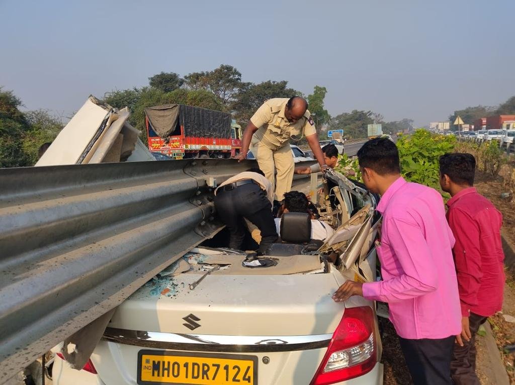 मुंबई पुणे एक्स्प्रेस हायवेवर स्विफ्ट कारचा अपघात