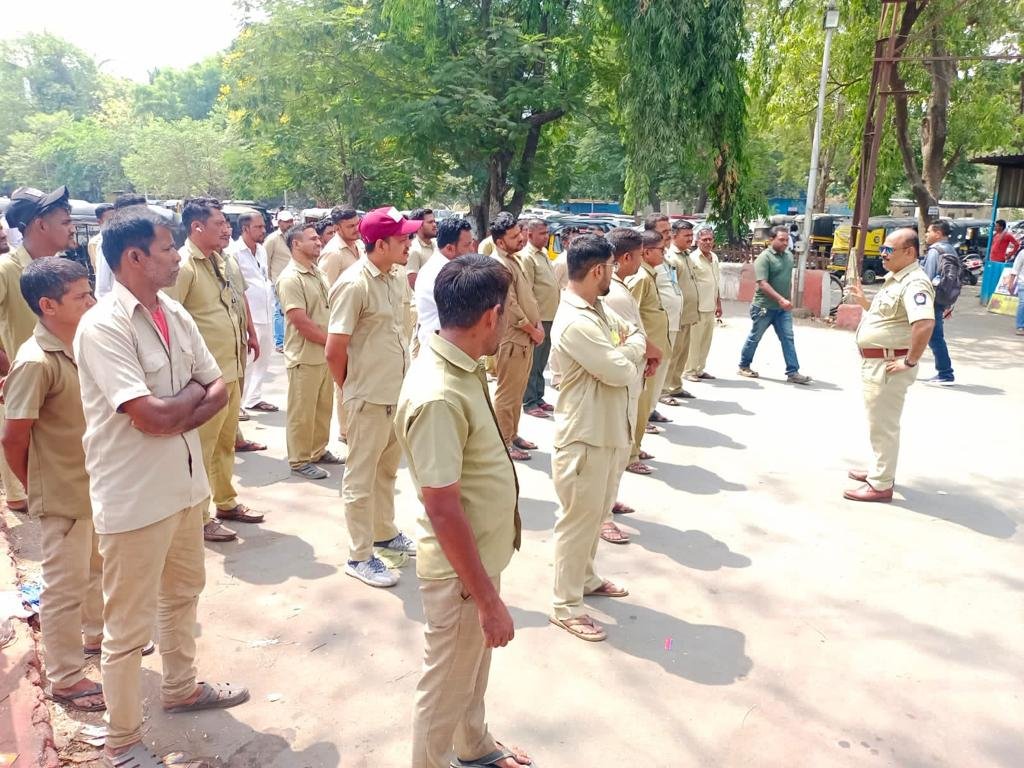 पनवेल मध्ये रिक्षा चालकावर कारवाईला सुरुवात. प्रादेशिक परिवहन विभागातर्फे नियम पाळण्या संदर्भात मार्गदर्शन 