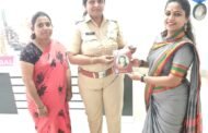 कामोठे पोलीस स्टेशनच्या वरिष्ठ पोलीस निरीक्षक सौ.स्मिता जाधव यांना सावित्रीबाई फुले यांच्या जीवनावर आधारित असलेले पुस्तक भेट