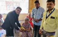 लोकनेते रामशेठ ठाकूर यांच्या ७० व्या वाढदिवसाचे औचित्य साधून राजे प्रतिष्ठान कामगार सेनेतर्फे वृद्धांना फळे व बिस्कीट वाटप