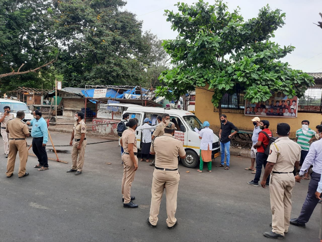 खांदेश्वर पोलीसांनी केली विनाकारण रस्त्यावर फिरणाऱ्या नागरिकांचीआरटिपिसिआर टेस्ट   