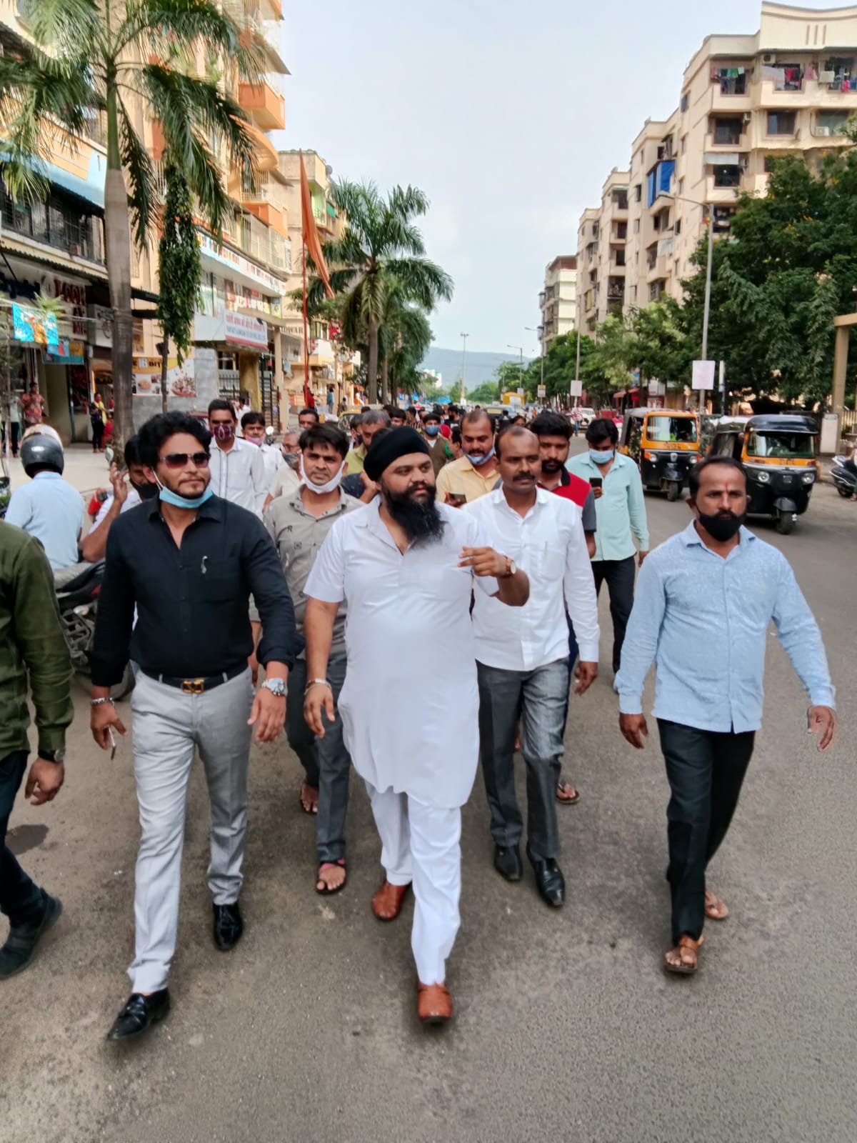निर्बंधांमुळे पिचलेल्या व्यापाऱ्यांनी कमोठ्यामध्ये केला आक्रोशनगरसेवक विकास घरत यांच्या नेतृत्वाखाली केले 