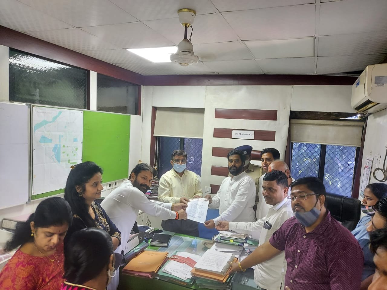 शिवसेनेचा सिडको कार्यालयावर धडक, आठ दिवसांचा देण्यात आला अल्टिमेट, कार्यकारी अभियंता विलास बनकर हटाव कळंबोली बचाव असा सूरही शिवसैकानी लावला होता