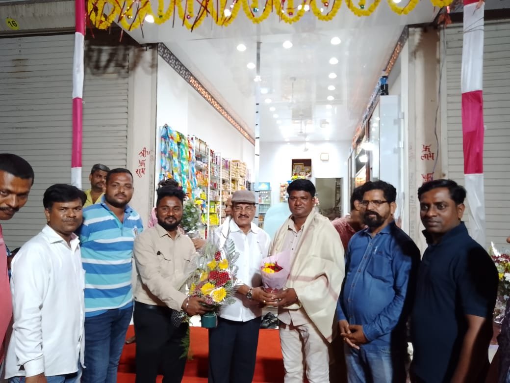 श्री मौनी रामदासजी महाराज यांच्या हस्ते द्रोणागिरी येथे महाराष्ट्र स्वीट्स ऍण्ड फरसाण मार्टचे उदघाटन.