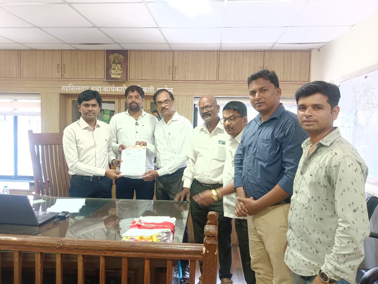 बंद असलेला पेट्रोल पंप पुन्हा सुरू करण्याची शिवसेना ग्राहक संरक्षण कक्षाची तहसीलदारांकडे मागणी